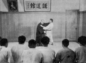 Shihan Jigoro Kano, fondatore del Judo, spiega come far perdere l'equilibrio, tecniche di Judo