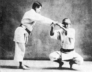 Jigoro Kano, fondatore del Judo, esegue un kata, arte marziale giapponese