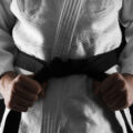 Persona in gi con cintura nera, Maestro di Judo, uniforme Judo