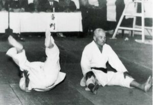 Hajime Isogai (1871-1947): Maestro di judo e secondo individuo a ricevere il grado di 10° dan, noto per la sua maestria nel ne-waza (tecniche di lotta a terra).