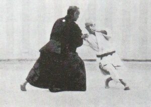 Jigoro Kano (tori) e Yoshitsugu Yamashita (uke) eseguono hiki-otoshi