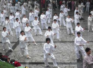 Persone che praticano Taiji in un parco